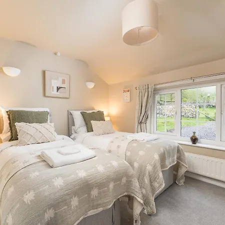 Central Malham, Sleeps 2, Private Hot Tub, Yoga Studio Holiday home Malham
