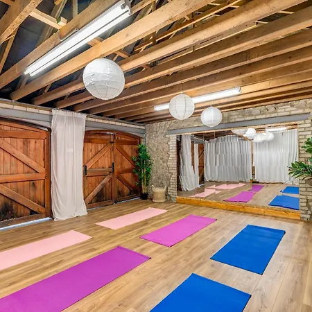 Central Malham, Sleeps 2, Private Hot Tub, Yoga Studio Holiday home *