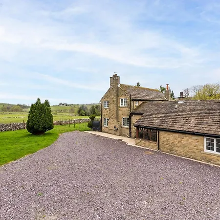 Central Malham, Sleeps 2, Private Hot Tub, Yoga Studio