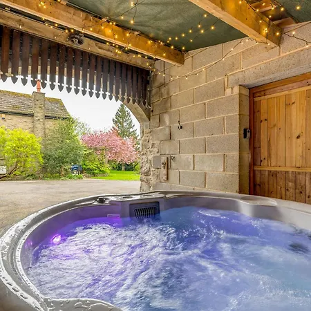 Holiday home Central Malham, Sleeps 2, Private Hot Tub, Yoga Studio *