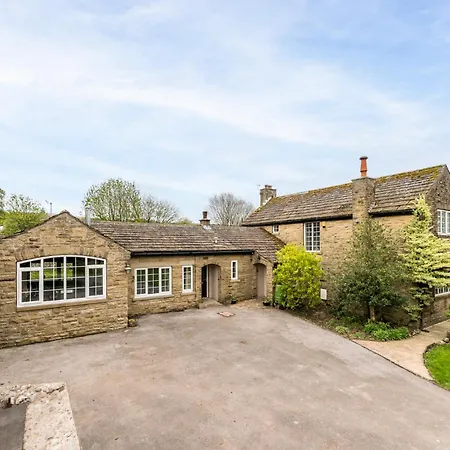 Central Malham, Sleeps 2, Private Hot Tub, Yoga Studio Holiday home Malham