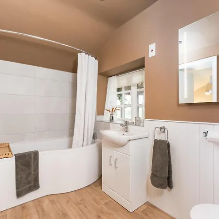 Holiday home Central Malham, Sleeps 2, Private Hot Tub, Yoga Studio *