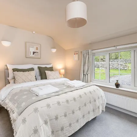 Central Malham, Sleeps 2, Private Hot Tub, Yoga Studio * Malham