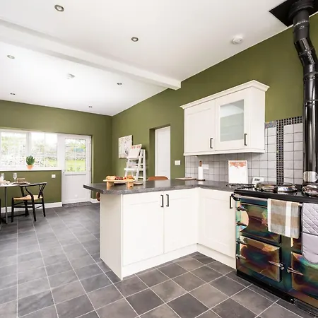 Central Malham, Sleeps 2, Private Hot Tub, Yoga Studio