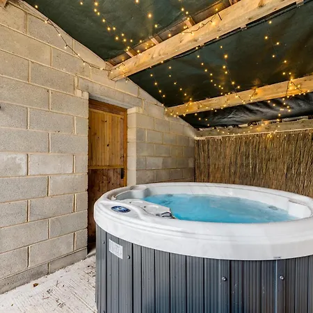 Central Malham, Sleeps 2, Private Hot Tub, Yoga Studio