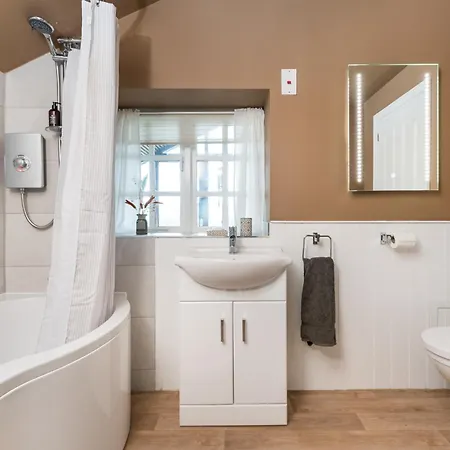 Central Malham, Sleeps 2, Private Hot Tub, Yoga Studio Holiday home
